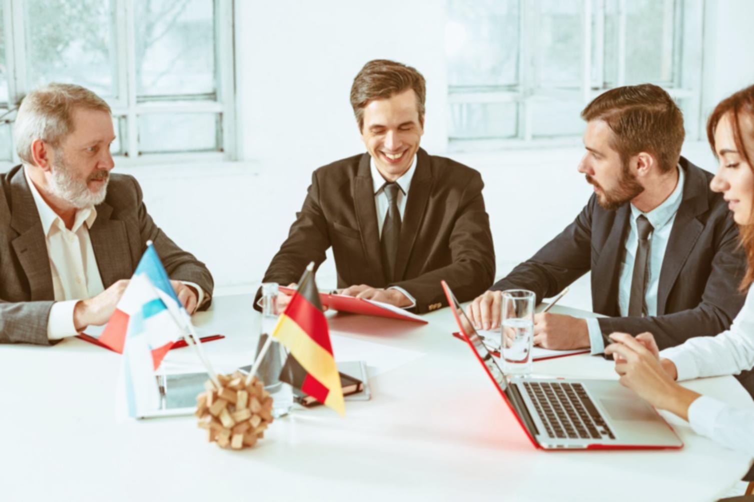 Persona organizando finanzas digitalmente